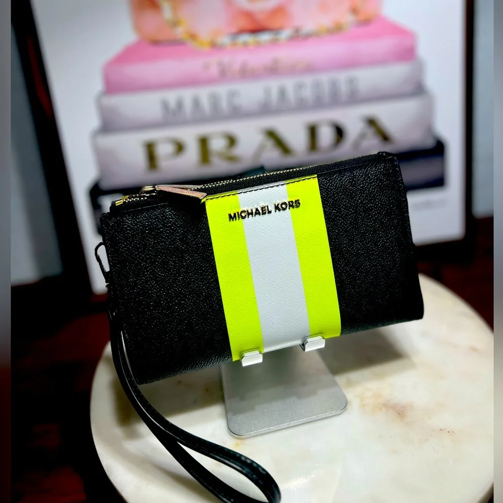 Michael Kors EUC/ NWOT Jet Set
Travel LG Double Zip
Adele Logo Smartphone Wallet